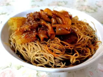 大辣魚蛋、豬皮、魷魚幼麵