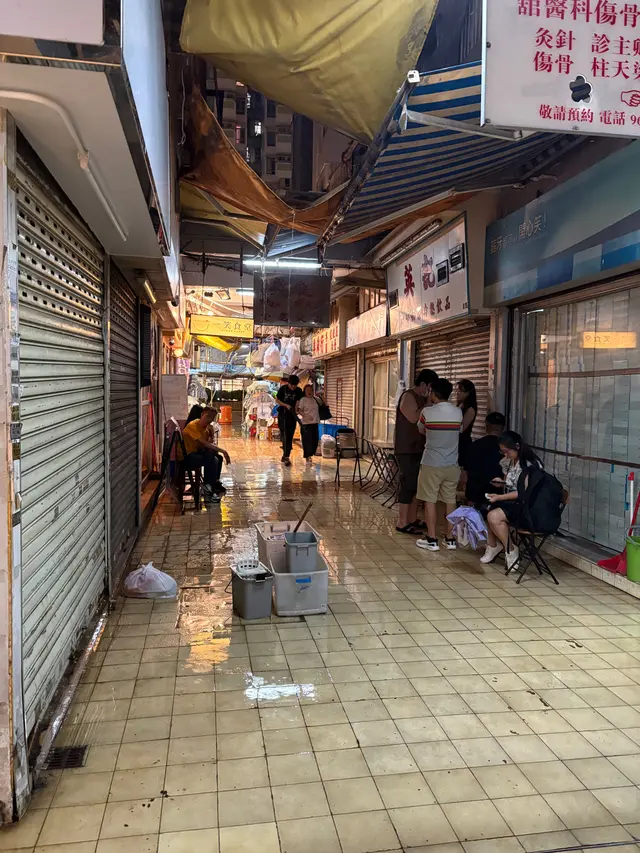 下雨中，也有很多人在排隊。有種港式浪漫。