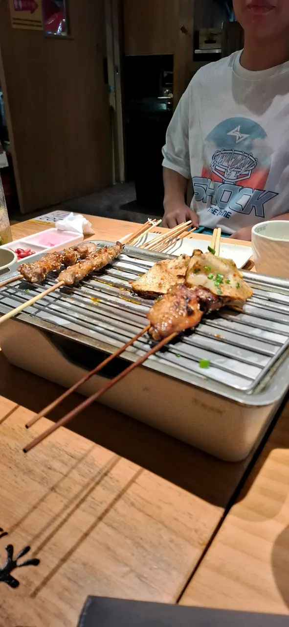 #香港美食 木屋燒烤位於旺角,店面以原木裝潢營造出溫暖休閒氛 圍。必試蒙古烤羊肉串,羊肉鮮嫩多汁,孜然辣粉香氣 十足;牛五花肥瘦相間,入口油香醇厚。配菜部分,生 菜、玉米等蔬菜均爽脆新鮮,烤功恰到好處。燒烤醬汁 不過於死鹹,讓食材本味得以保留。飲品選擇多元,啤 酒和汽水冰涼解渴。人均消費約150至200港元,性價比 尚可。整體而言,木屋燒烤以平實價位和穩定品質吸引 一眾烤肉愛好者,適合三五好友小聚,氛圍輕鬆,是香
港串燒入門好選擇。