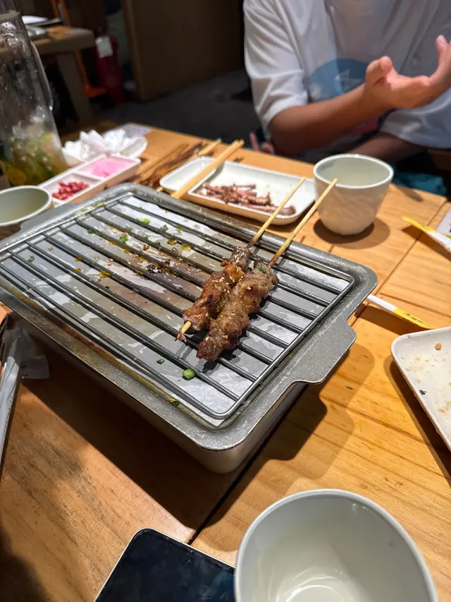 这家店环境很棒,很适合朋友聚会,烤串味道 很好,好久没吃了,这次吃的非常开心,服务 态度也很不错,推荐推荐餐厅周环境很好逛。 这家餐厅口碑很好。菜量超级丰盛。食物很合 我口味。他们家的羊肉串鸡脆骨生蚝都烤制的 非常好食材也是非常的新鲜 包浆豆腐 拍黄瓜 韭菜我的最爱每次来都会点不会踩雷 烤制的 也是非常的不错 服务员小哥哥小姐姐都非常 的热情随叫随到有问必答 环境也是非常好选 了个靠里面的位置安凉快