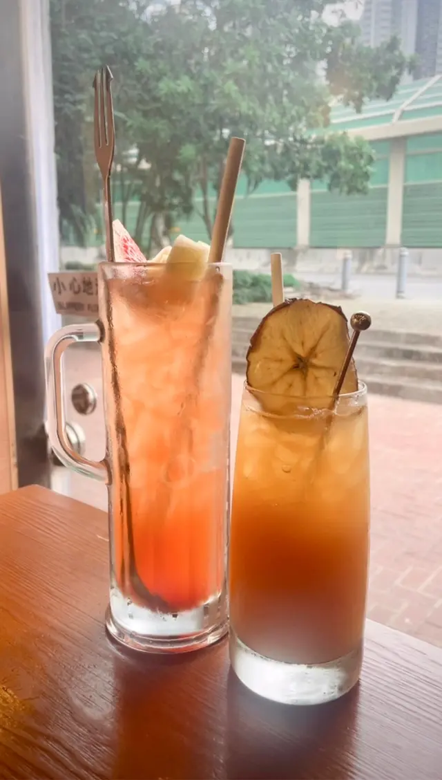 喺香港食過最好食嘅台灣菜,
簡直係台灣菜天花板💕💕
試咗依個紅燒牛肉麵…
紅燒牛展好厚又入味…
超級正💕大推!!!
再點左蘋果氣泡益力多🍹
酸酸甜甜嘅氣🫧泡好消暑🫧
入到屯門一定會再去食~