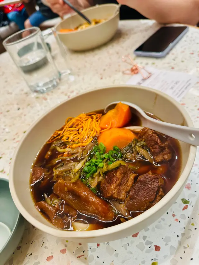 甘筍應該為咗色澤鮮艷，冇加埋落去煲湯，清水烚甘筍，所以湯唔夠甜，而牛腩黐牙不淋滑