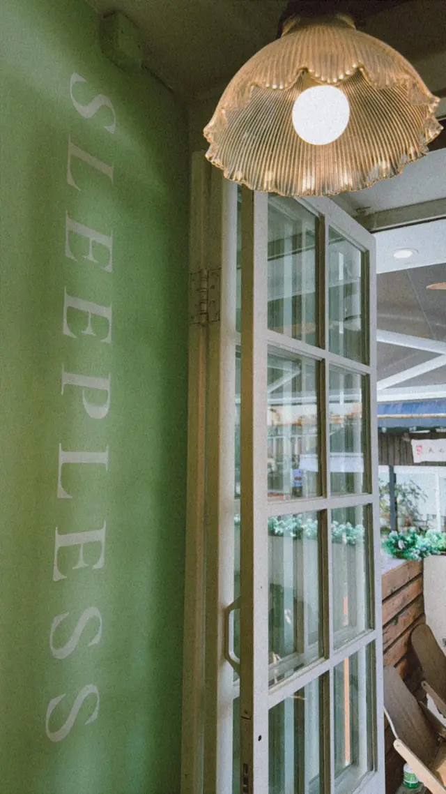 Sleepless翠綠色牆壁💚熱門打卡位之一￼￼