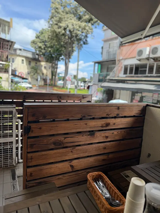 享受靚天氣嘅outside位置￼