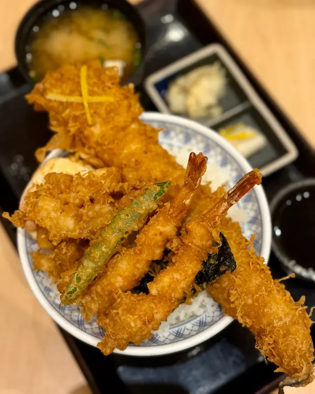 有穴子、海老、小柱魷魚天婦羅餅、溫果蛋、紫菜、莢豌豆
穴子即野生星鰻 長達30cm 
肉質甘口鮮嫩 外皮炸至酥脆 外酥內嫩 😋