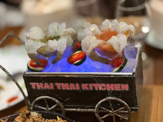 泰式生蝦，感覺很新鮮，蝦味比較淡，有兩款醬汁，醬汁的味道都很出色，尤其是綠色的感覺同過往食開的點生蝦醬有分別，比較清新有些特別的香草味，我估⋯⋯不知是不是金不換，青檬汁的酸度也剛好￼￼。