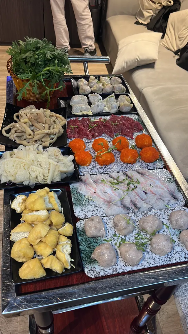 一行16人包左個大房
食物 環境都好正
湯底味道適中
丸太大粒食兩粒己好飽
位置處於荃灣大鴻輝
啲lift等好耐
又焗

