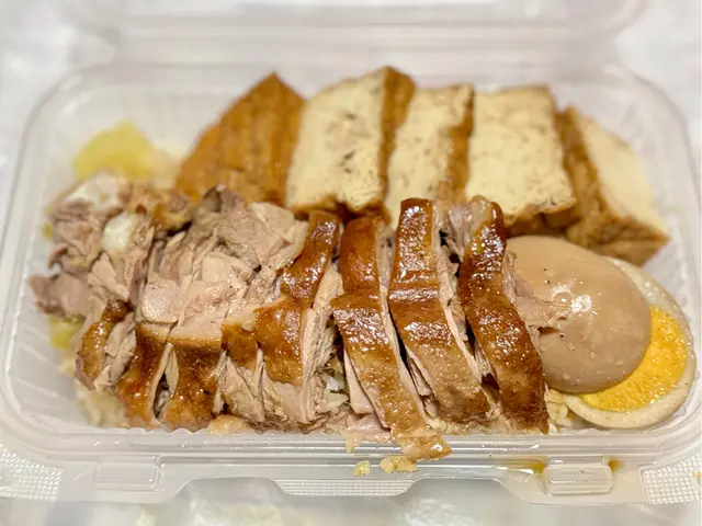 滷水鵝肉飯，滷水豆腐，滷水蛋。