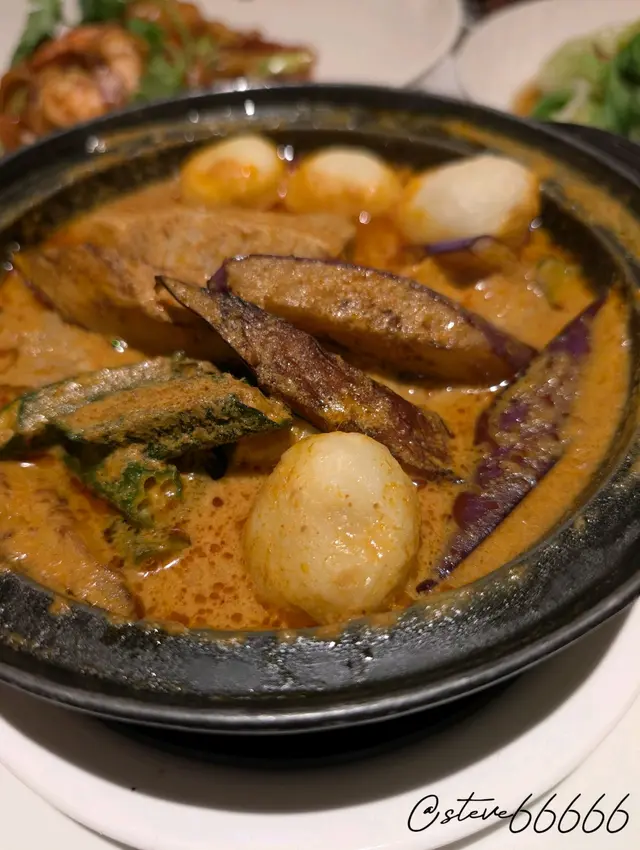 咖哩豬肋骨煲配白飯及香脆薄餅