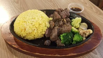 L11. 鐵板黑椒牛柳粒配黃薑飯