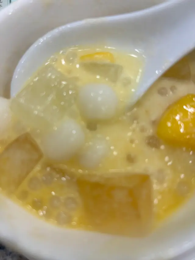 芒果椰青凍小丸子（內有西米）