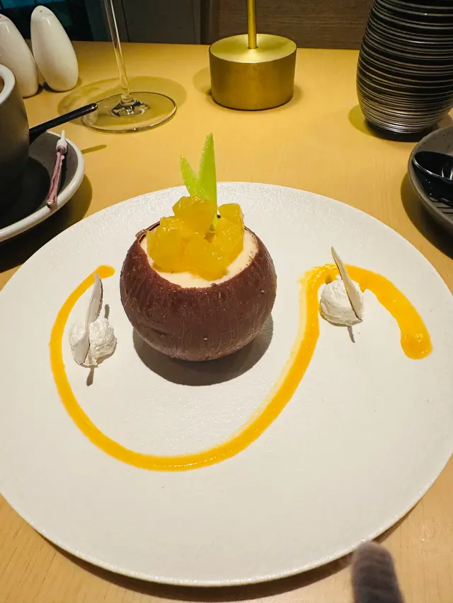 甜品真的十分出色   極脆朱古力外殼包裹海綿蛋糕  餡料是時令水果  有菠蘿清新的香味  又不會太甜  師傅太強了吧！