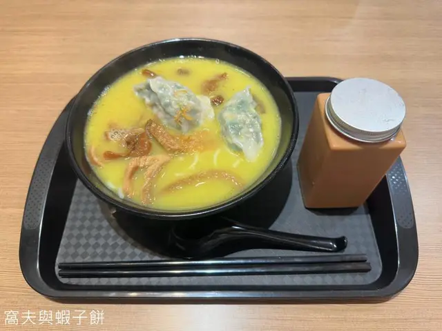 招牌瑤柱金湯三餸麵配手拉凍奶茶,