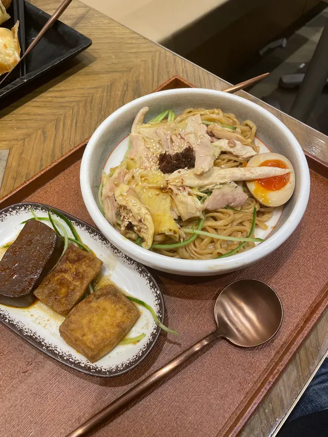 麪質都彈牙，拌麪醬料亦惹味 
