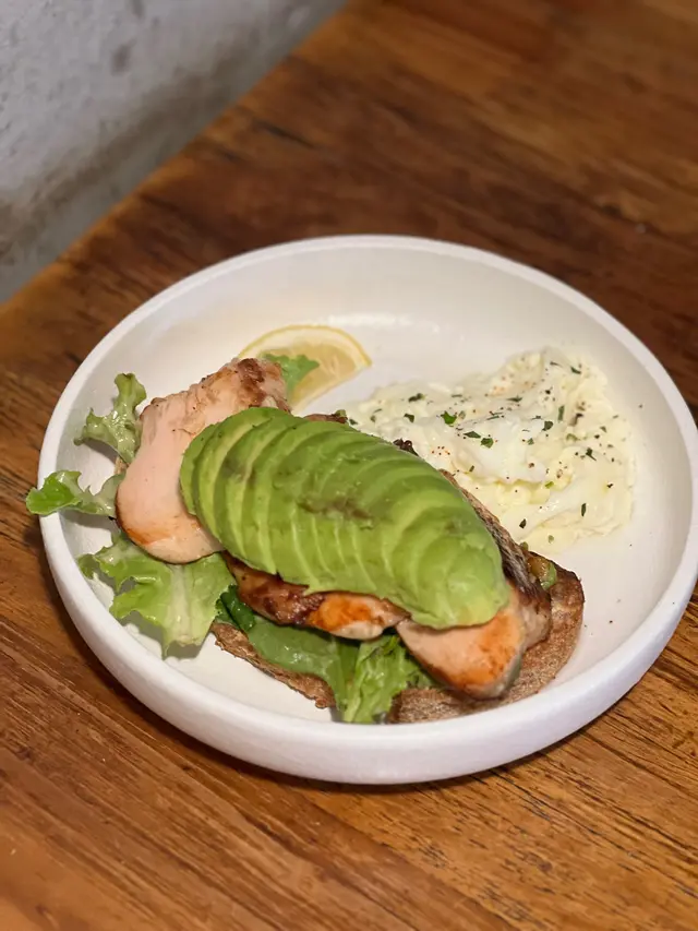 Avo, Grilled Chicken and Scrambled Egg White 