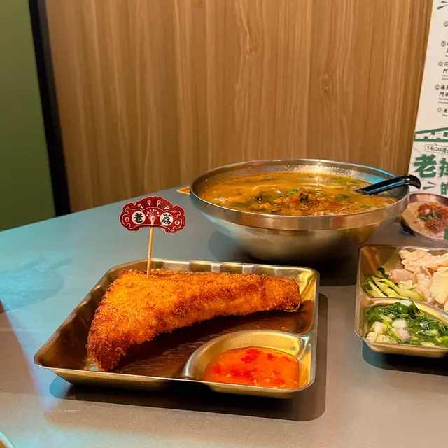 芝心蝦多士配酸辣米線 