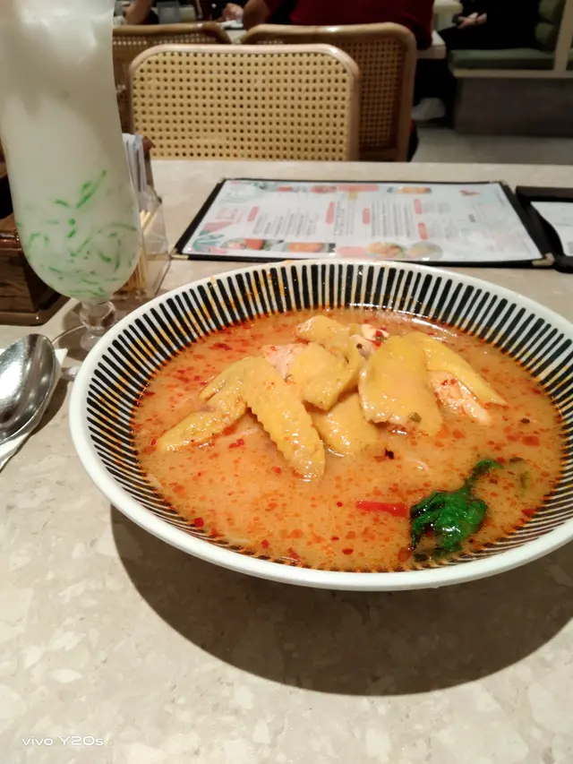 鮮黃海南雞足料又肉嫩皮滑,湯頭濃郁香辣惹味,就係少了配料無香菜無草菇無茄......
不過之前下午茶可以優惠$$追加小食就除消了