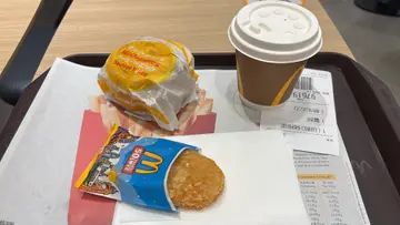 楓糖班戟豬柳蛋漢堡配薯餅