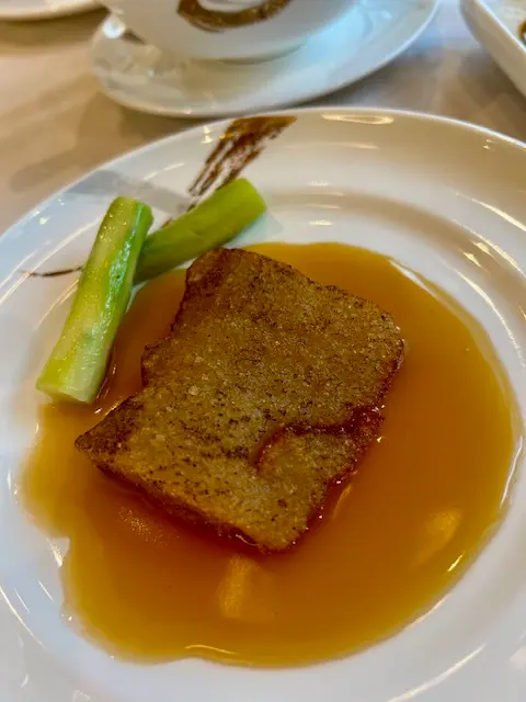 脆皮婆參,咁矜貴食材唔係度度有得食,喺潮尚居嘅正宗巧手苙菜,婆參帶有獨特嘅彈牙感,咬上去膠質豐富,吸收湯汁嘅鮮美,呈現外脆內糯嘅雙重口感