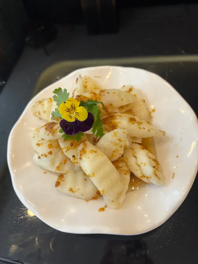 金魚蝦餃、黑松露野菌餃、杏脯義燒酥、黑毛豬咸水角、大漠羊肉倉、長腳蟹海皇春卷、蜜香桂花鮮准山、四喜烤麩、北京片皮鴨（兩食）、鴨鬆生菜包，以及必食的菠蘿咕嚕肉。