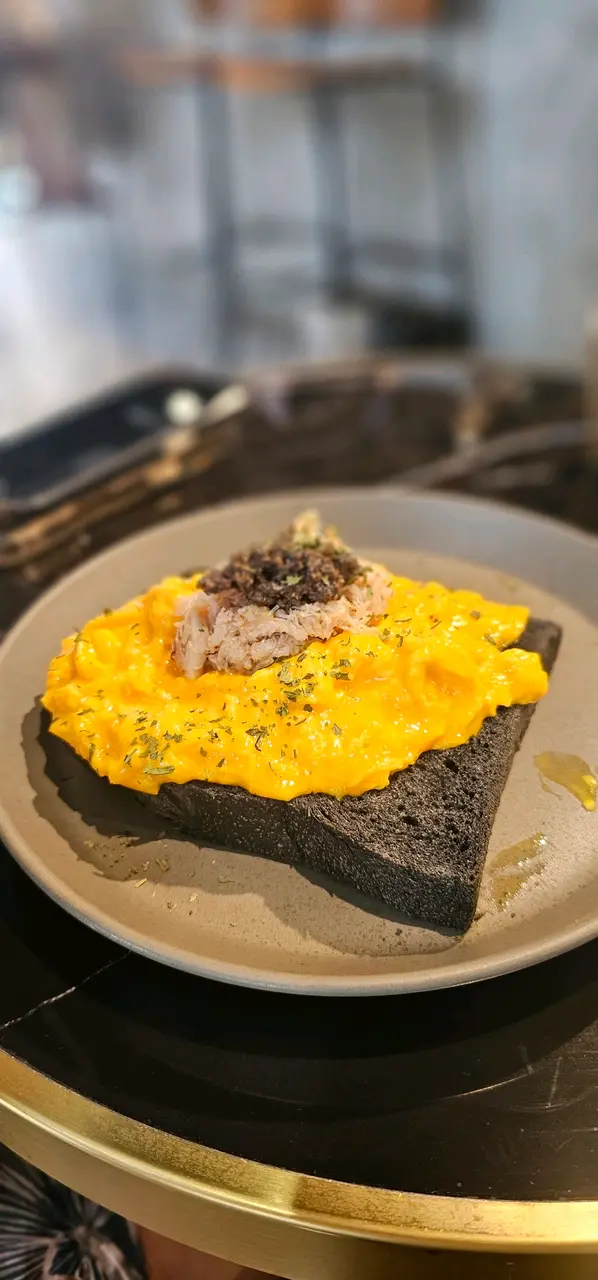 黑朳露蟹肉滑蛋竹炭多士