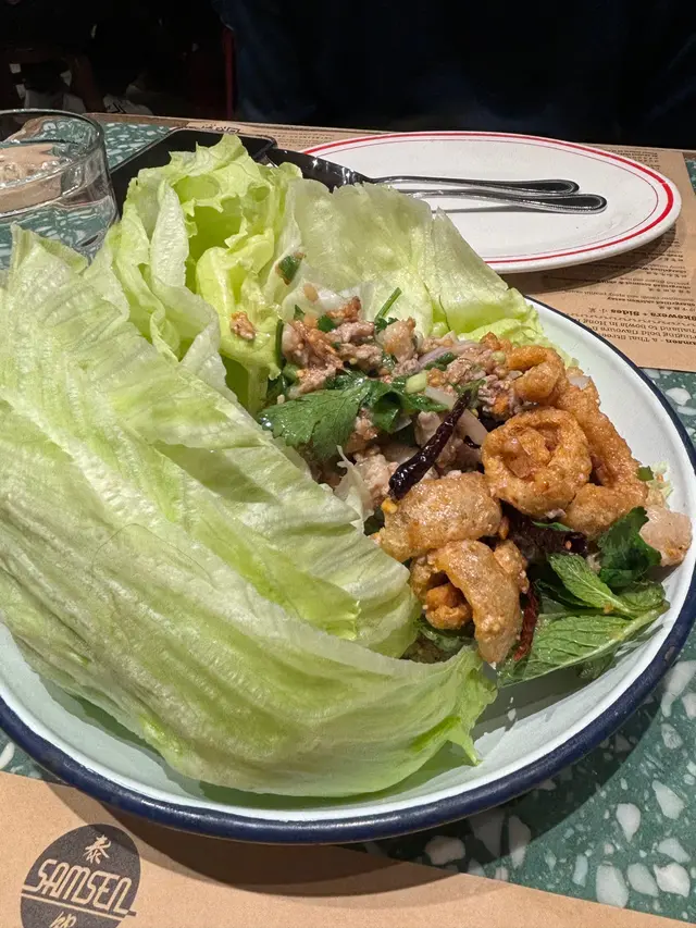 生菜新鮮脆口💚,肉碎辣辣地幾開胃🌶️特別係係以鴨肉作餡料,加埋炸豬皮脆脆地👂。不過價錢有啲貴💸,唔係特別驚艷。