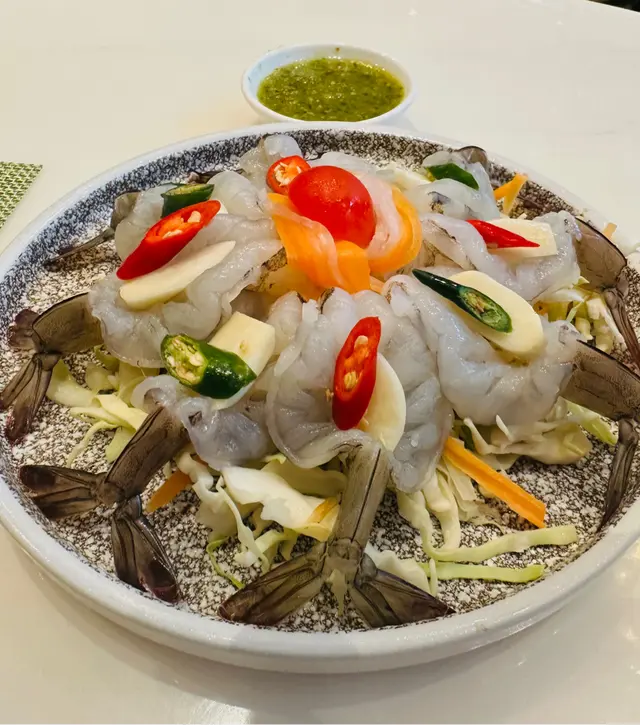 蝦肉缺乏了鮮甜多汁，有點失望，但肉質是彈牙的，連同放在肉上的青椒🫑蒜片一同入口，可增味道層次感，覺得還可以😌