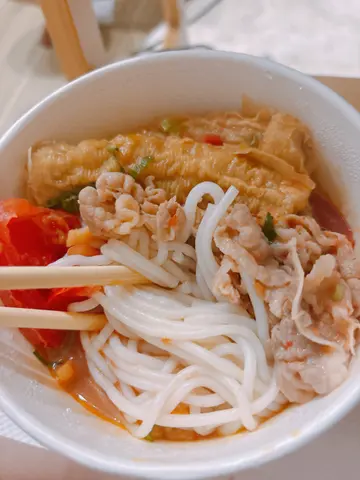 蕃茄辣豬肉米粉