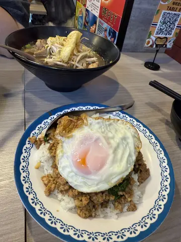 香叶肉碎煎蛋饭