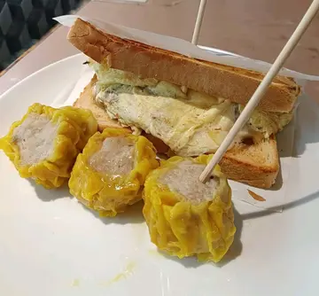 牛腩芝士蛋三文治拼烧卖