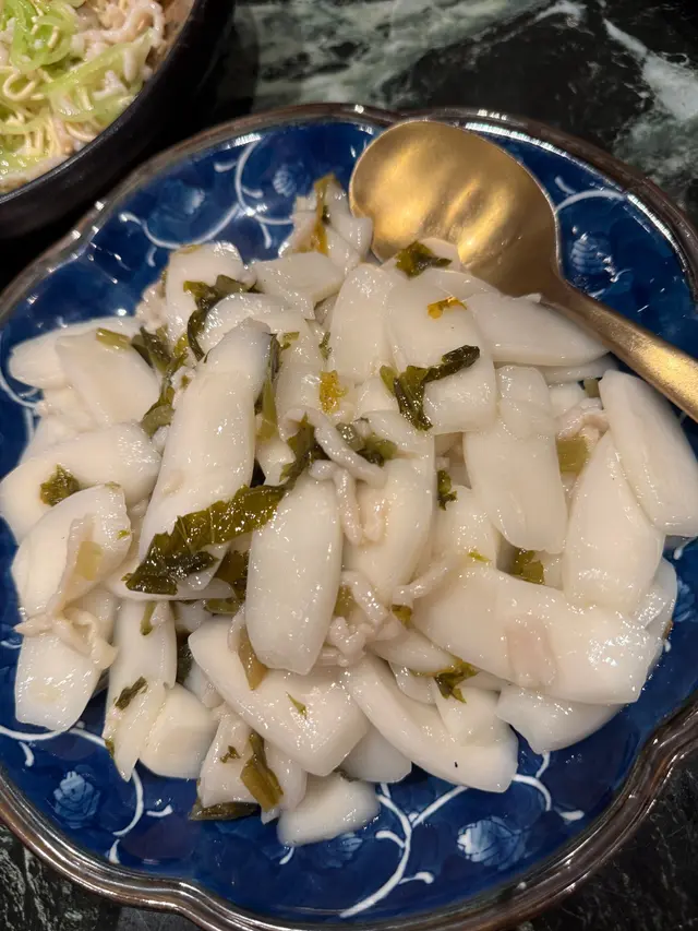 這碟就同其他上海菜館味道差唔多，但份量就好足👍🏻 七彩小籠包嗰間食過同一碟，大眾都嘩然份量少得可憐😣 價錢差唔多，但份量比這碟少兩三倍！￼相比之下，子鴨性價比高。￼