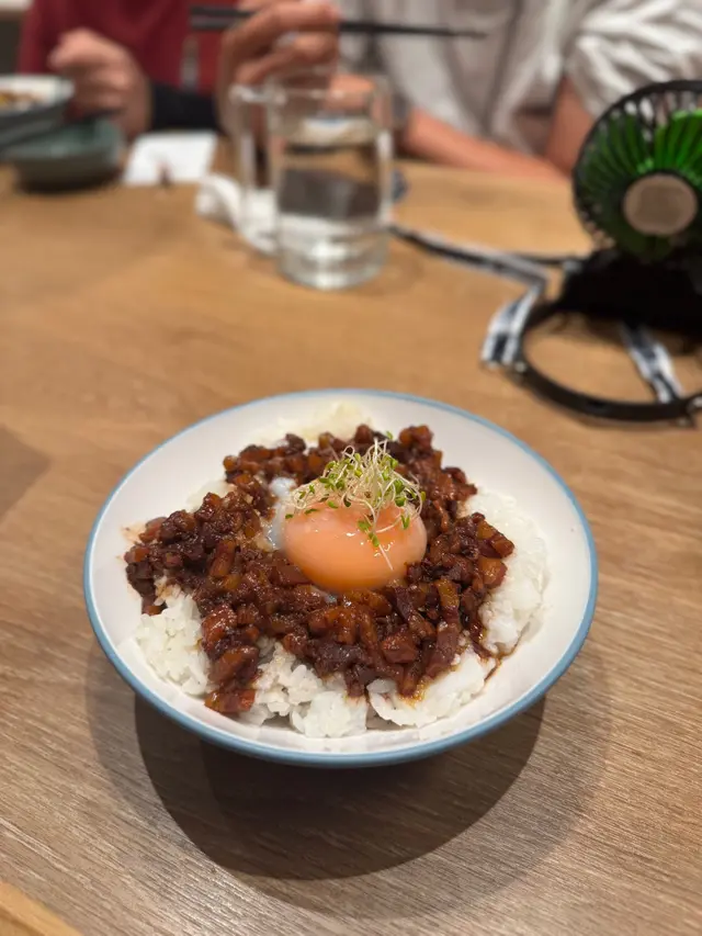 溫泉蛋滷肉飯