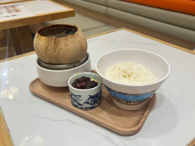 花膠烏雞燉椰皇