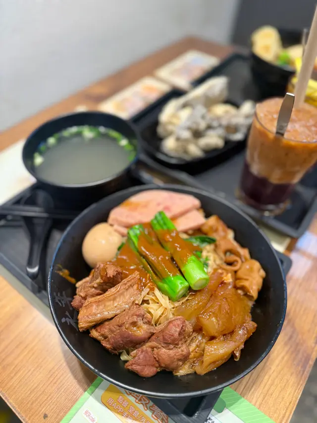 自選蒜油撈麵(小咖喱辣 + 豬腸汁 + 醬油流心蛋 + 豬腸 + 牛筋 + 牛腩 + 午餐肉)