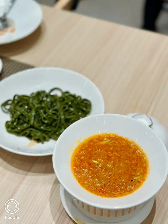 至尊蟹粉撈萊茵衣藻麵