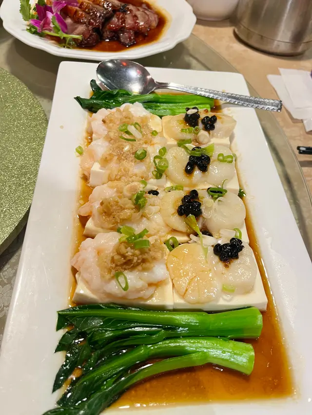 海棠豆腐，裏邊有帶子或蝦舖上面，豆腐非常滑兩，帶子和蝦好有鮮味