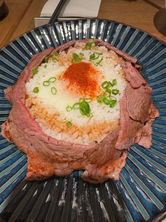 這個溫泉蛋和牛飯的牛肉只有幾片，飯嘅份量少￼得可憐，竟然售賣$188，完全不合理！

另外，某位服務員的態度不太友善，以這家餐廳的價位來說，CP 值非常低