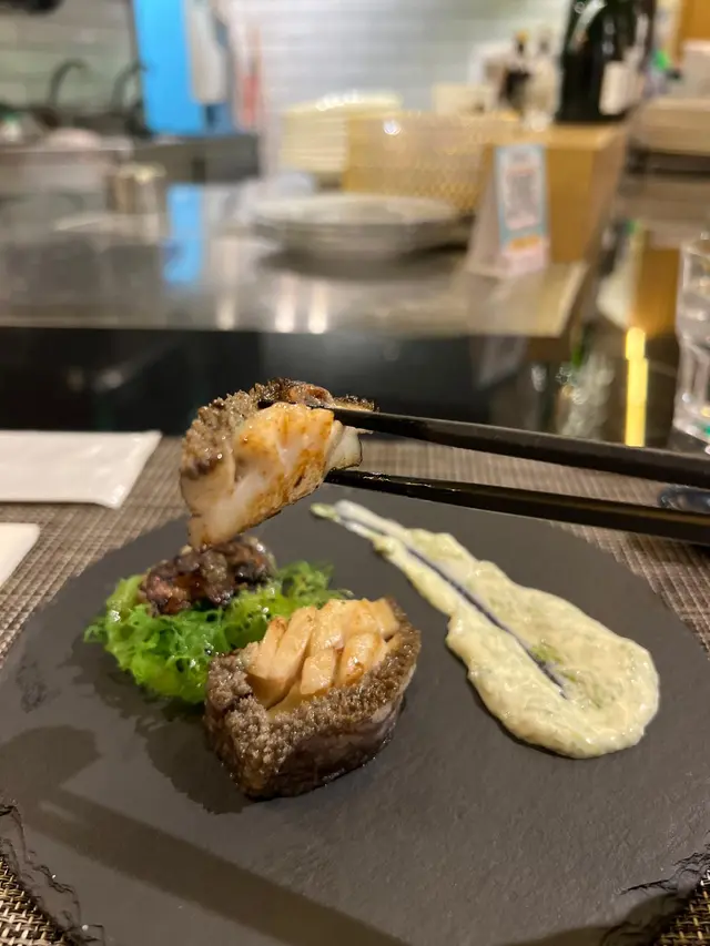 南非孔雀鮑魚配海苔沙律醬汁