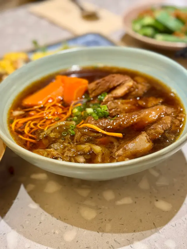 牛肉麵有2件牛筋及2件牛腩。牛筋軟腍如花膠；但牛腩則一件腍，一件的邊位有點硬。