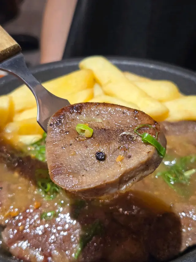 牛小排配牛舌尖鐵板