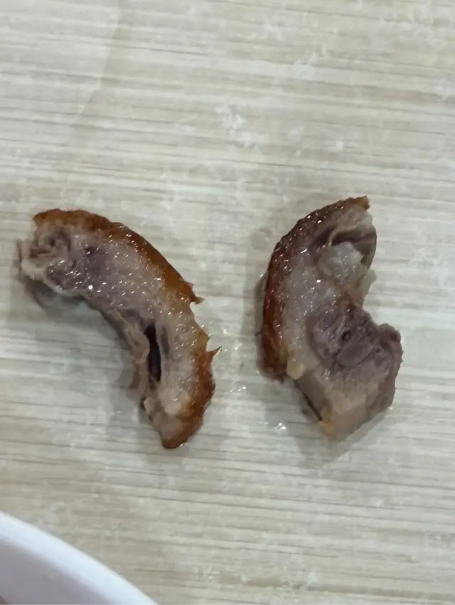 係嘅，我知道去一樂一定要食燒鵝髀。
轉下唔得嘅，係啦，咪伏咗囉 

#中環燒味 
#一樂燒味
#滷味 
#米芝蓮一星
