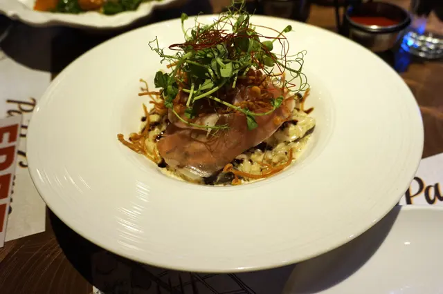 黑松露薏米飯伴巴馬火腿配黑醋汁