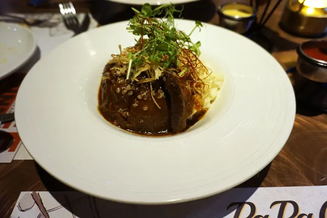慢煮和牛面肉伴薯蓉、炸大蒜絲、豆苗沙律