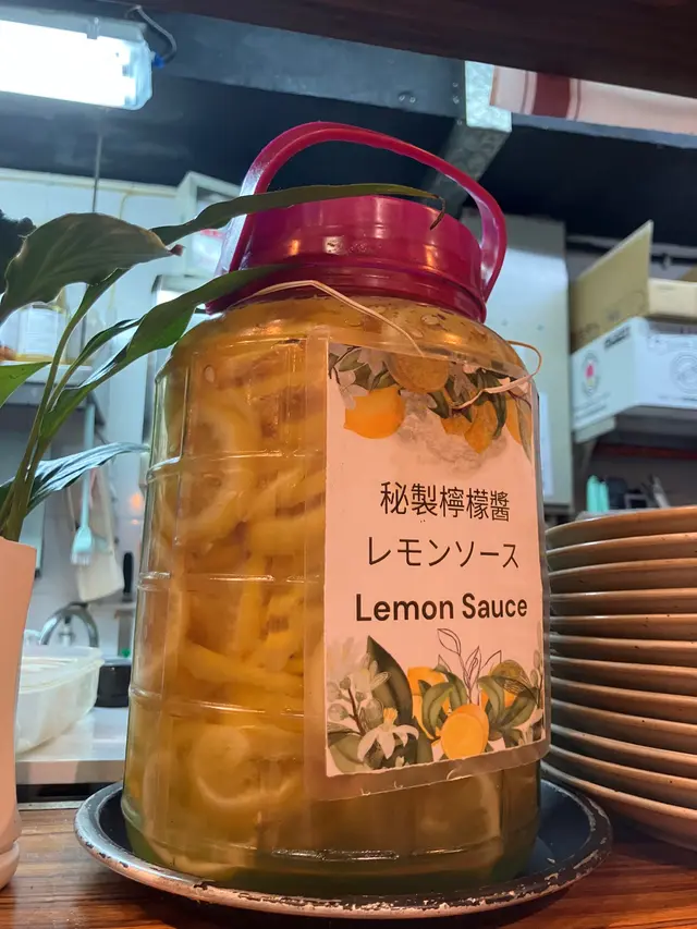 店員話秘製檸檬醬已經放咗落檸檬雞白湯拉麵嘅湯底，冇得再加