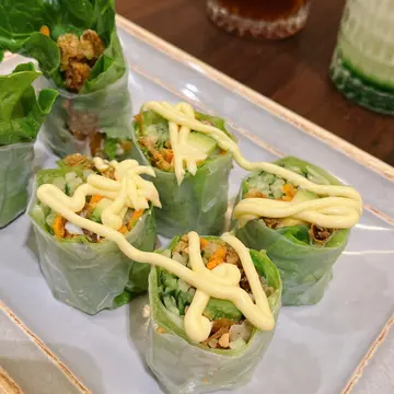 牛油果軟殼蟹米紙卷