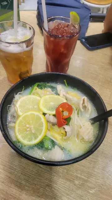 鮮檸清湯米線配雲吞雞肉魚片