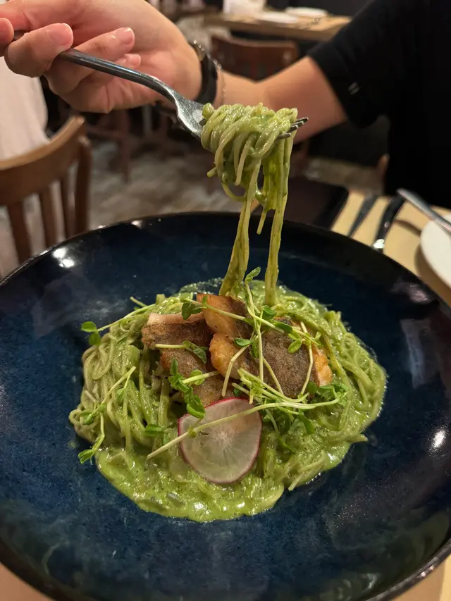 香煎比目魚配菠菜忌廉汁燴天使麵