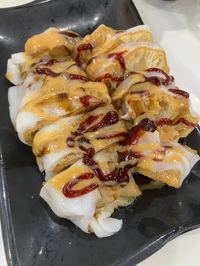 炸一size剛剛好一啖一舊，腸粉皮薄有彈性，啲醬料任落而且濃稠度適中，加上豉油甜甜地好夾，食完一碟都唔濟