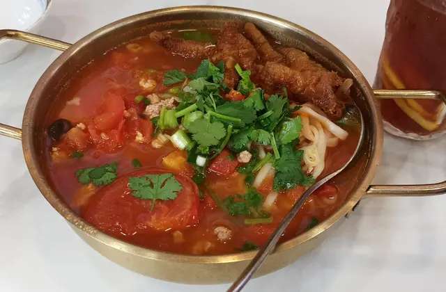蕃茄濃湯虎皮鳳爪扁麵