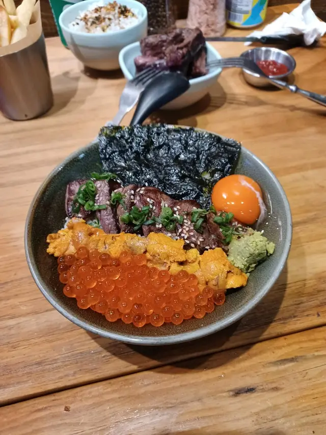 海膽魚籽燒肉丼